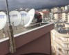 Rüzgardan zarar gören  Çatılardaki uydu cihazların bazıları yerlerine sabitlendi